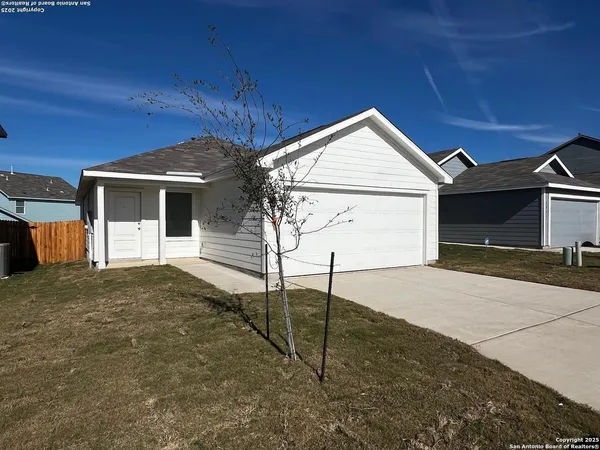 $1,695 | 6933 Calcite Trail, Elmendorf, TX 78112