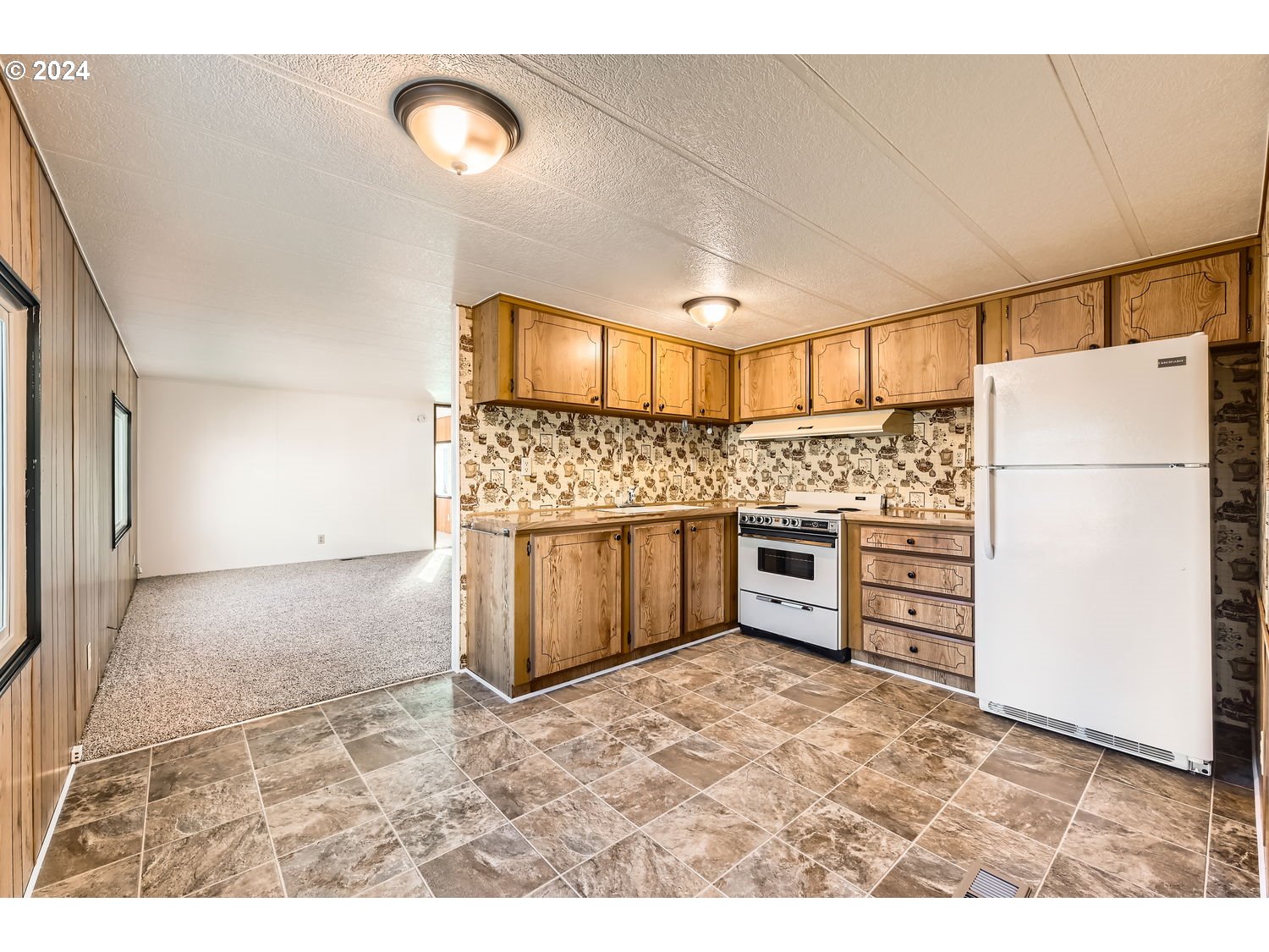 7227 Southeast Flavel Street, Unit 38 Portland, OR 97206 - Photo 7 of 14 a kitchen with stainless steel appliances a refrigerator and a stove