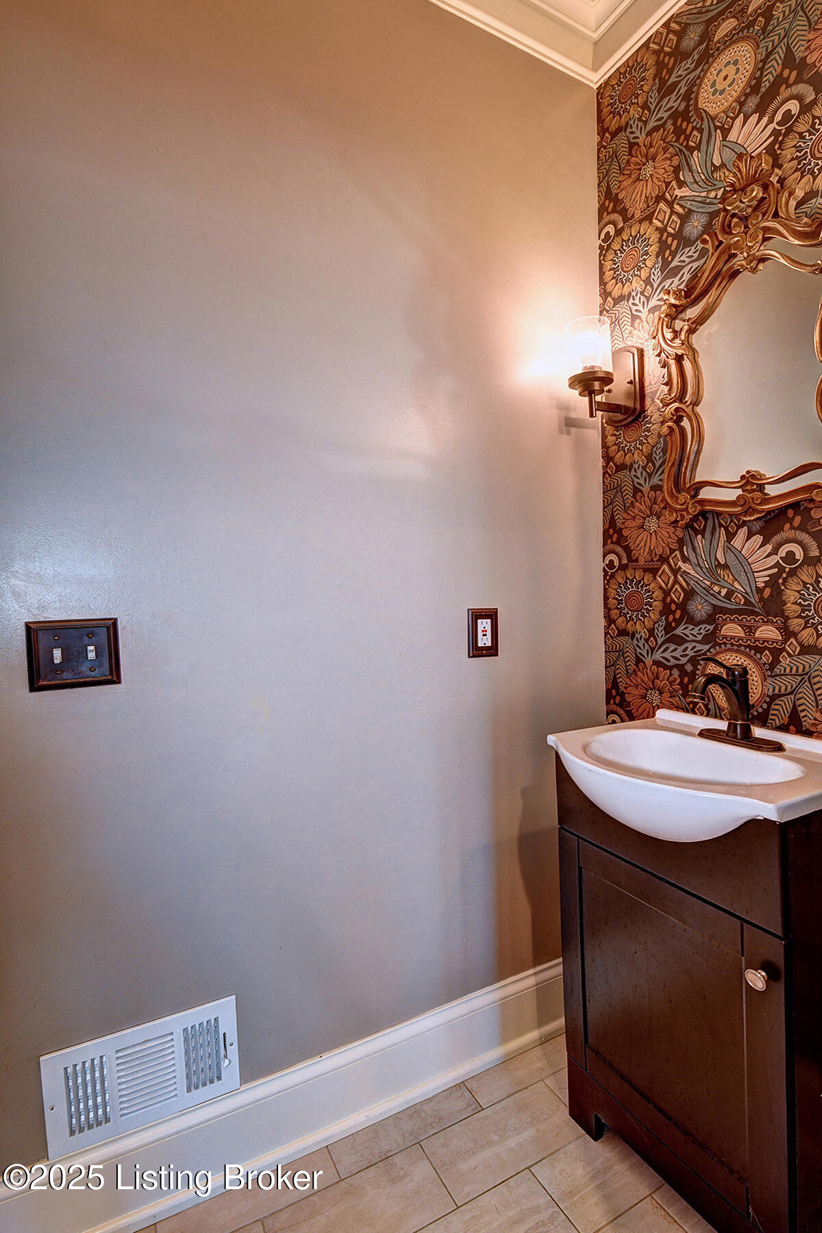 4226 Dolphin Road Louisville, KY 40220 - Photo 43 of 125 1st Floor Half Bath