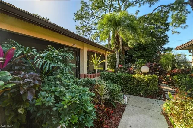 $319,500 | 2031 Pine Isle Lane, Unit 2031, Naples, FL 34112