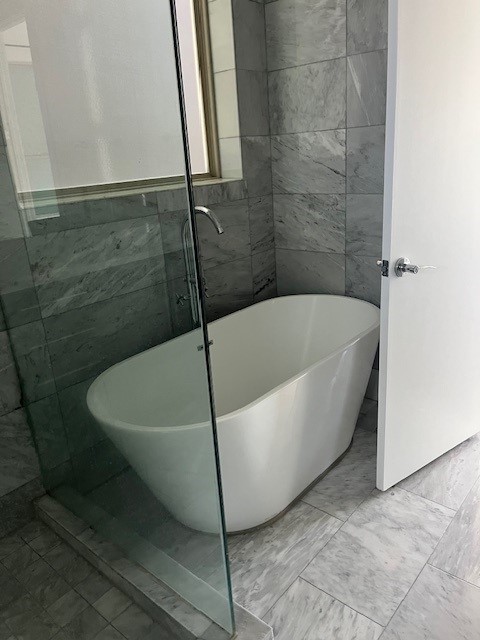 1253 Utah Street Houston, TX 77007 - Photo 8 of 14 a bathroom with a bathtub