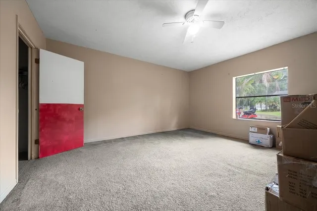 a view of a livingroom with a workspace