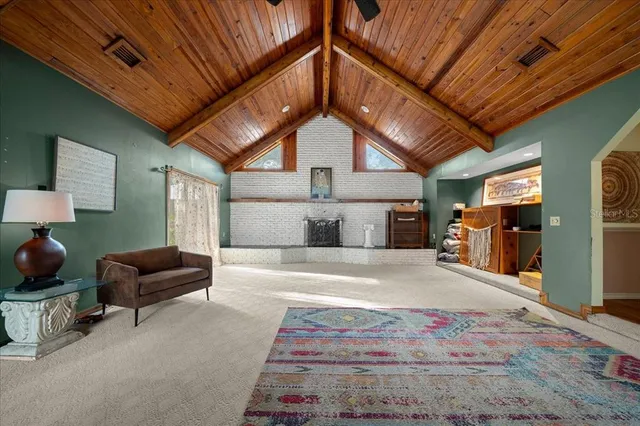 a view of livingroom with furniture