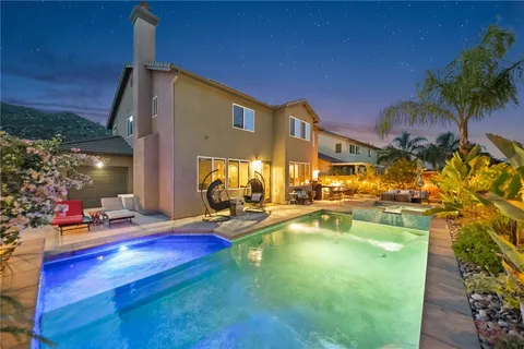 a view of a dinning tables and chairs in a patio