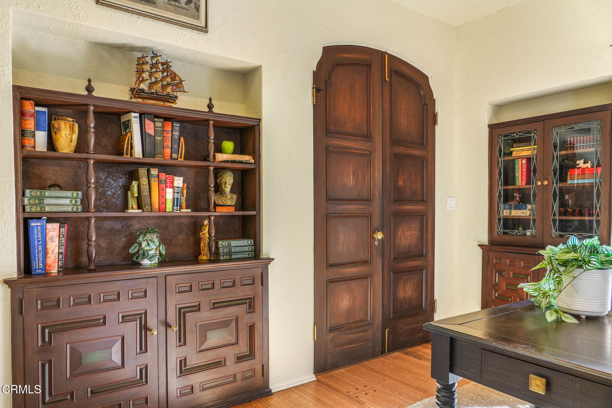 424 Ninita Parkway Pasadena, CA 91106 - Photo 14 of 57 a workspace with furniture and book shelf