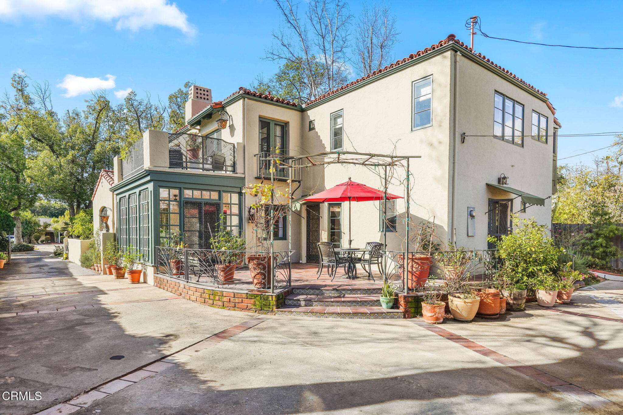 424 Ninita Parkway Pasadena, CA 91106 - Photo 51 of 57 a view of a building with sitting area