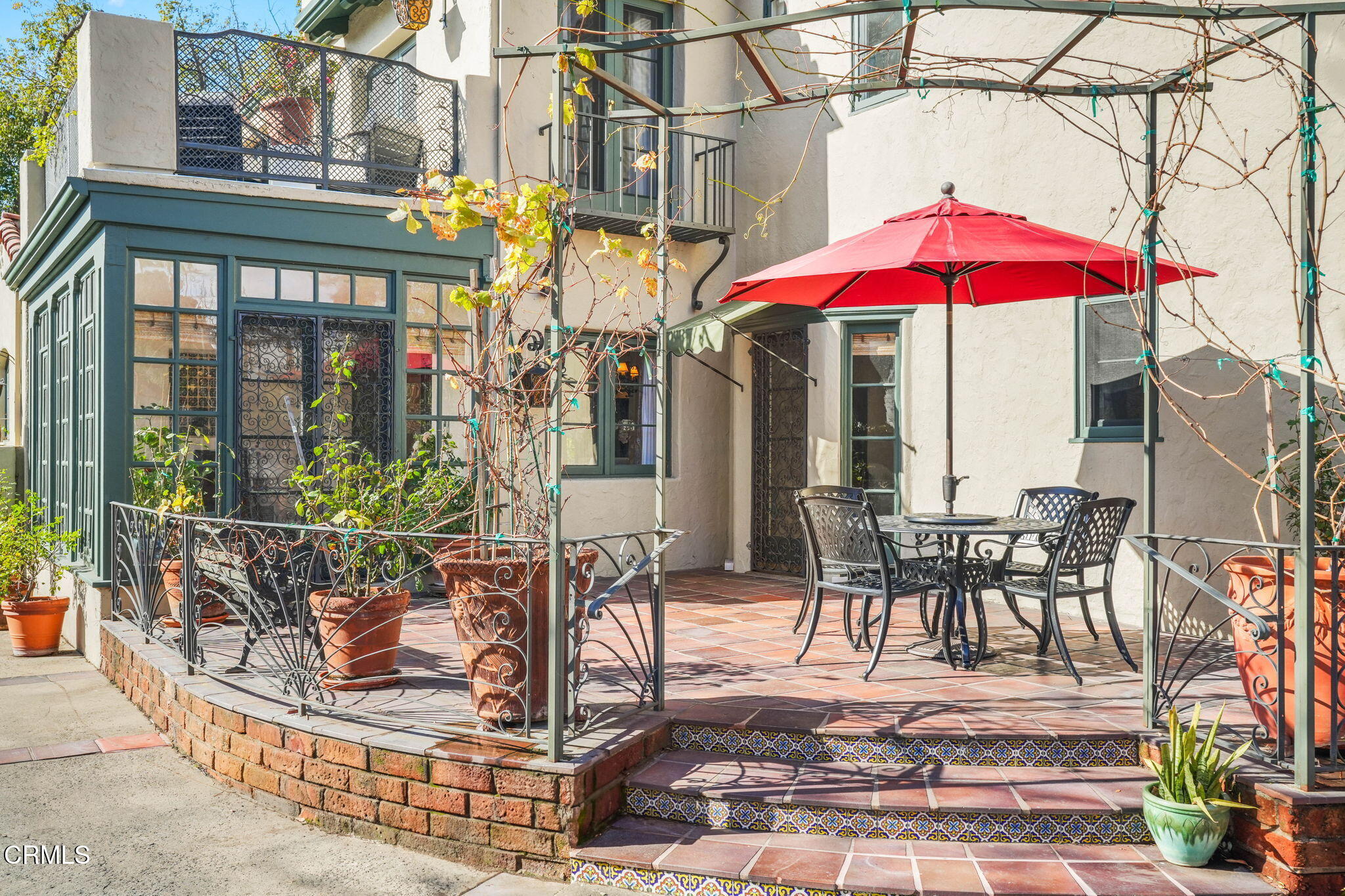 424 Ninita Parkway Pasadena, CA 91106 - Photo 53 of 57 a view of a tables and chairs under an umbrella in the patio