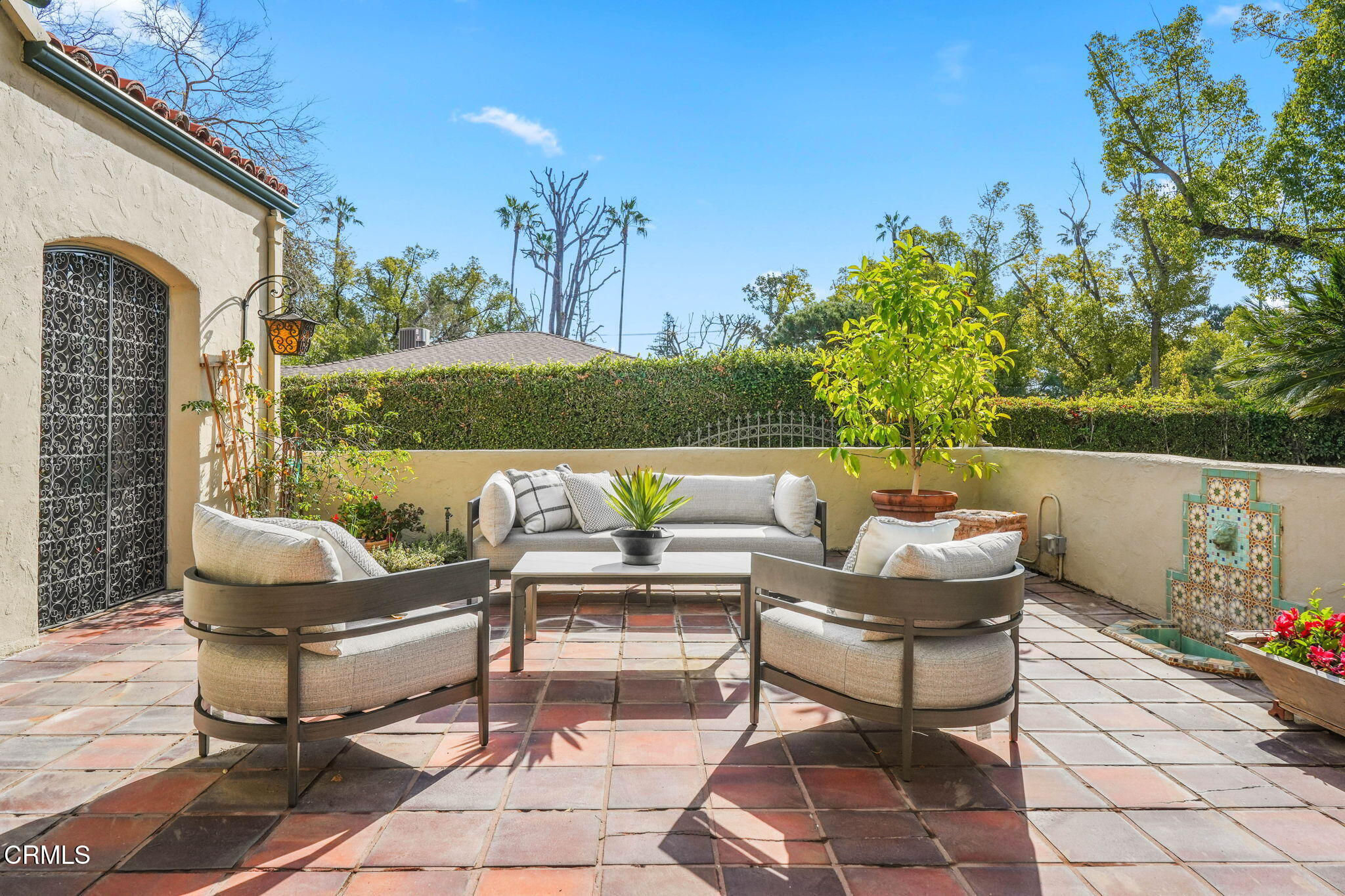 424 Ninita Parkway Pasadena, CA 91106 - Photo 6 of 57 a outdoor living space with furniture