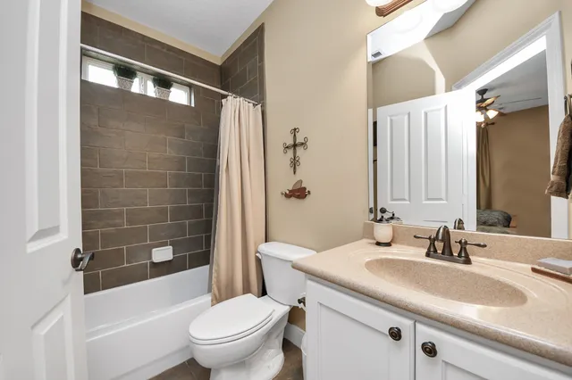 a en suite bathroom with a double vanity sink and a mirror