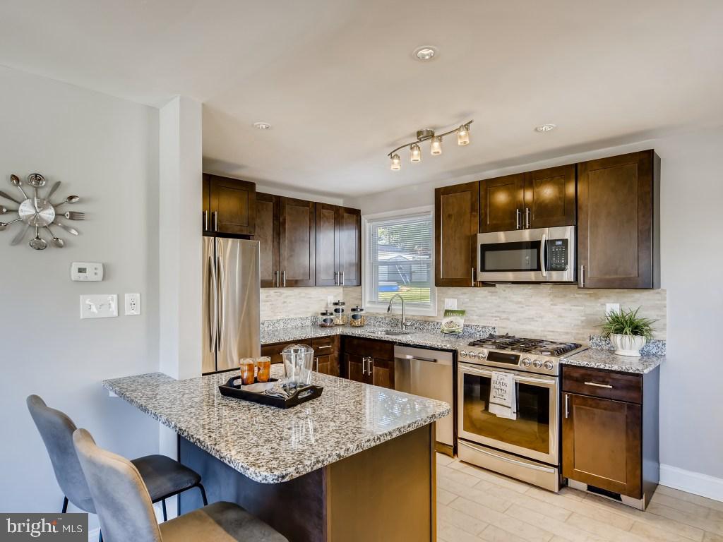 Granite Countertops w/Ceramic Tile Floor