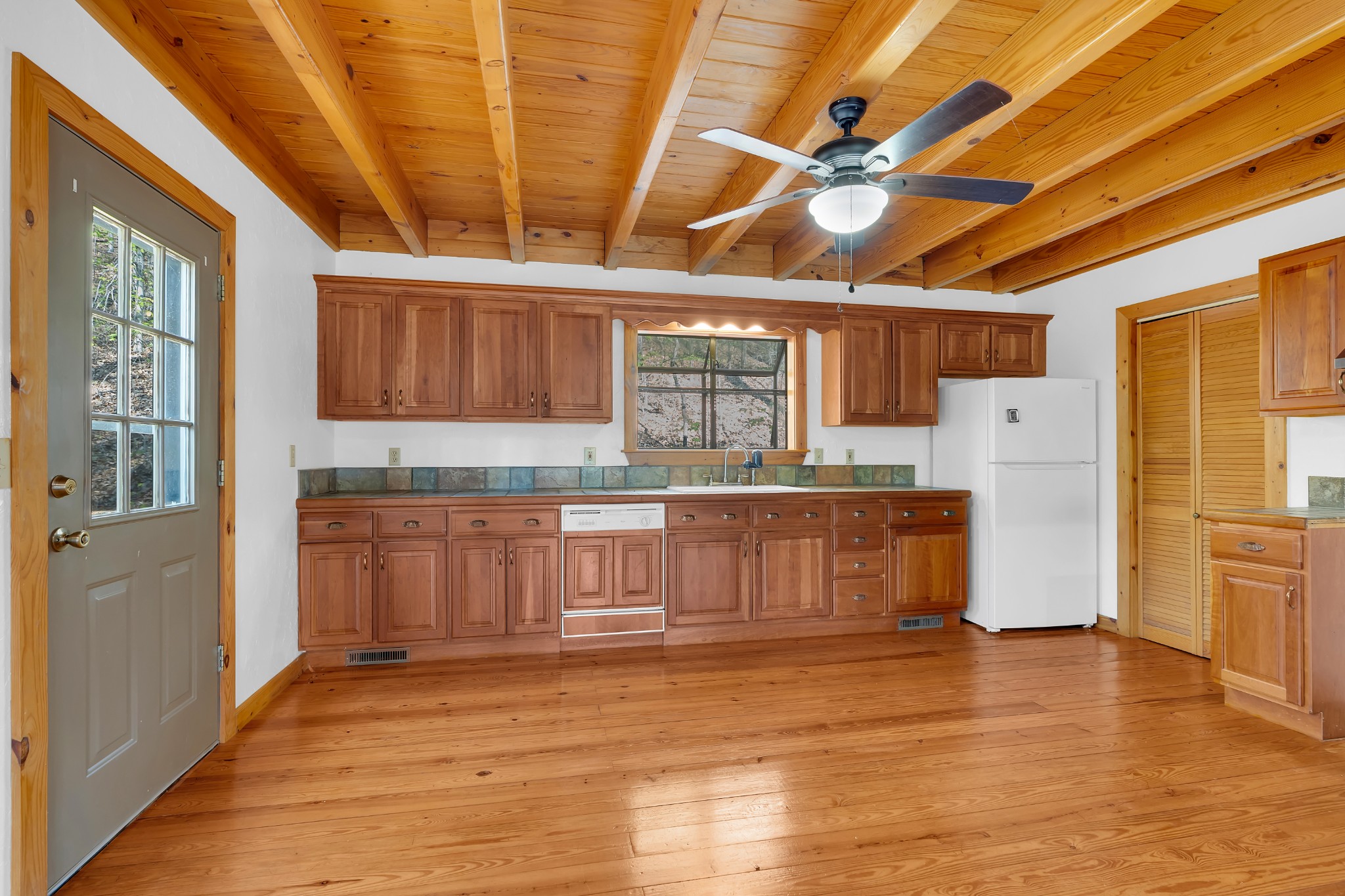 551 Shippmans Creek Road Wartrace, TN 37183 - Photo 8 of 75 a kitchen with granite countertop wooden floors and white stainless steel appliances