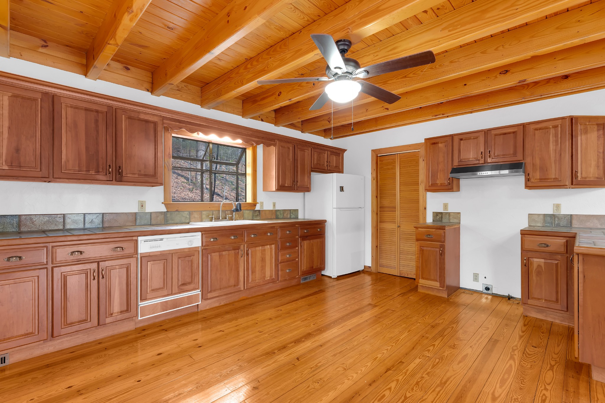 551 Shippmans Creek Road Wartrace, TN 37183 - Photo 9 of 75 a kitchen with stainless steel appliances granite countertop a refrigerator a sink dishwasher a stove and white countertops with wooden floor