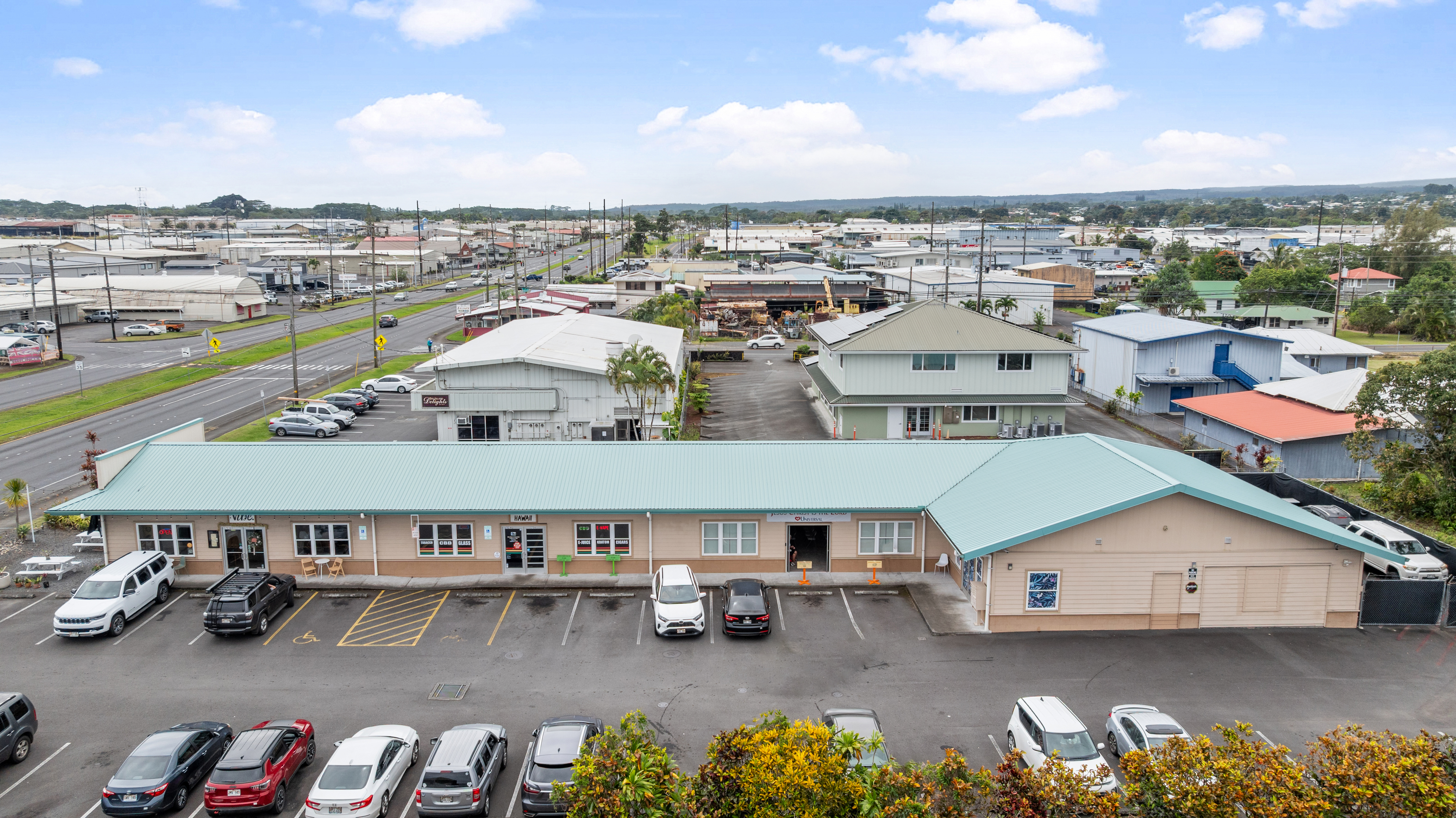 750 Kanoelehua Avenue, Unit 4 Hilo, HI 96720 - Photo 11 of 25 a view of a terrace with a table and chairs