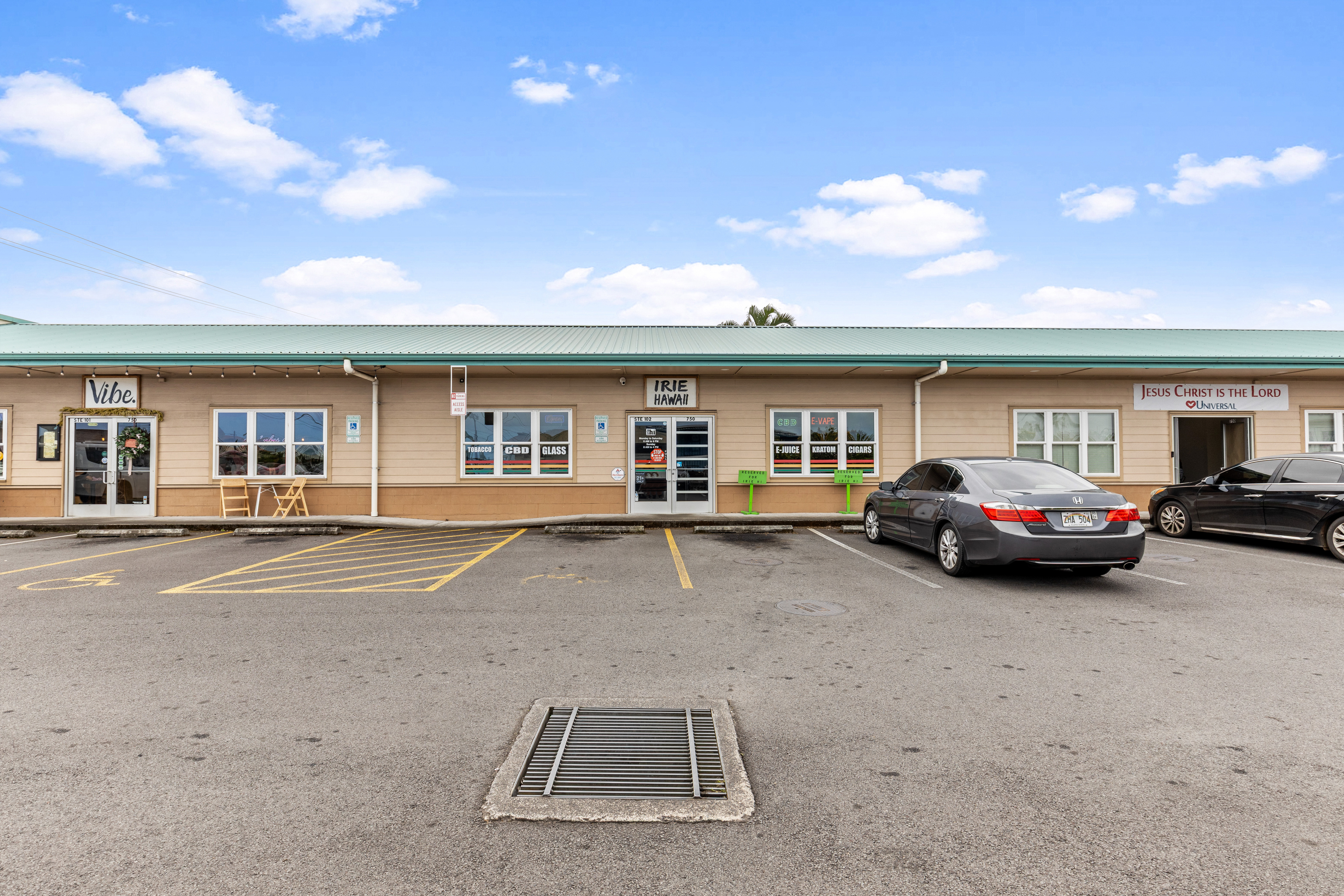 750 Kanoelehua Avenue, Unit 4 Hilo, HI 96720 - Photo 23 of 25 a car parked in front of a house