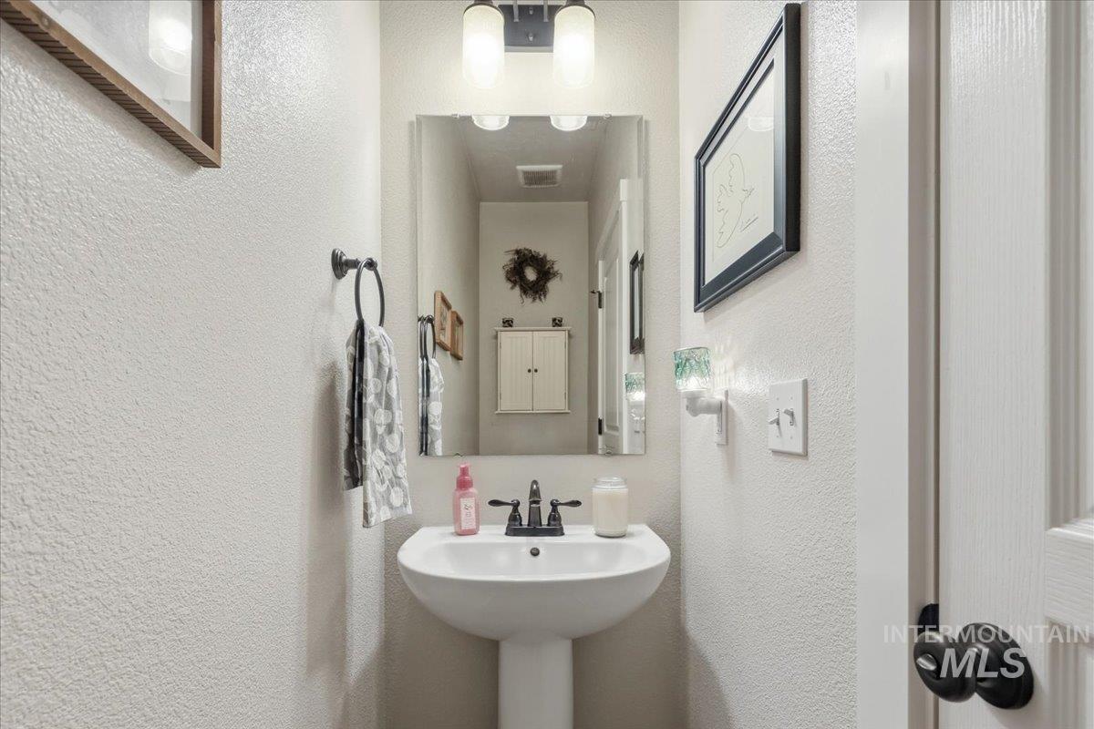 13314 Bloomfield Drive Caldwell, ID 83607 - Photo 4 of 32 Bathroom with a textured wall