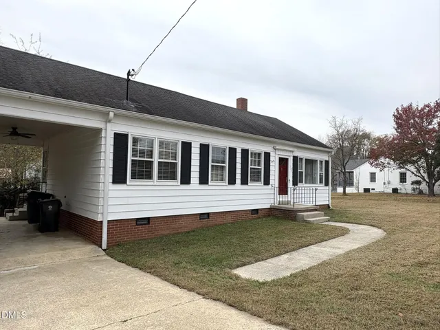 a view of a house with a yard