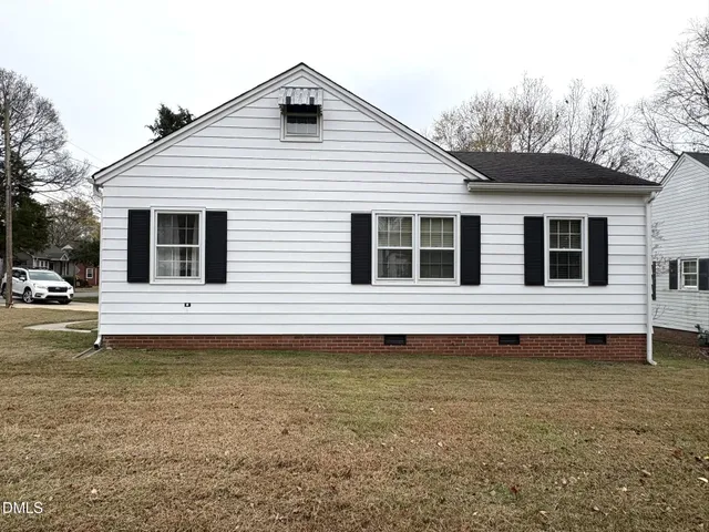 a view of a house with a backyard