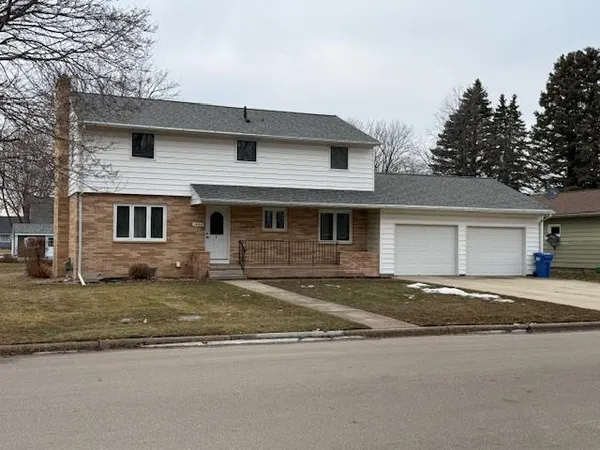 $213,900 | 1405 9th Street, Clarkfield, MN 56223