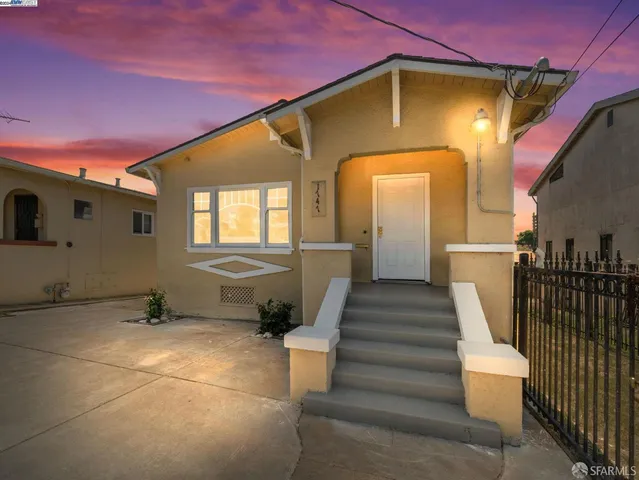 a view of entryway with a front door