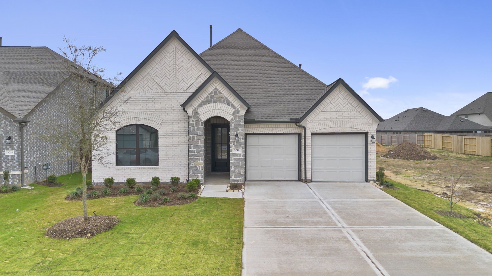 a view of house with garden