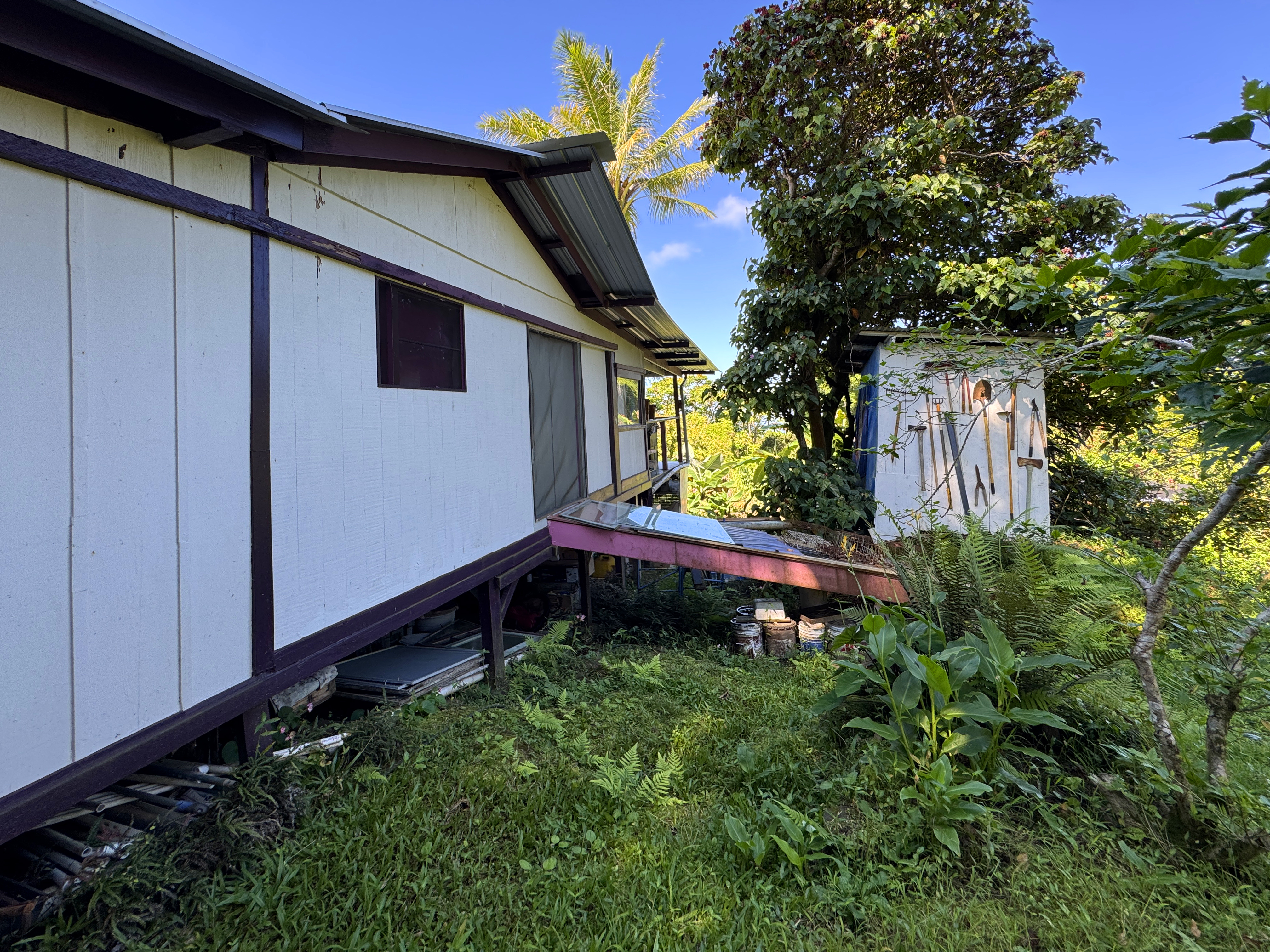 81-1081-c Captain Cook Road Captain Cook, HI 96704 - Photo 9 of 25 a front view of a house with a yard
