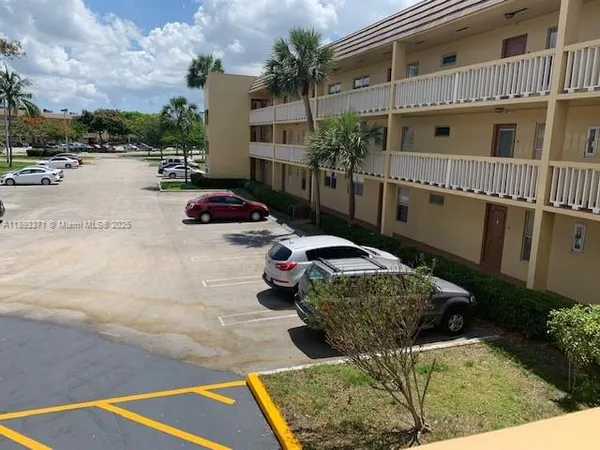 $1,395 | 6021 Northwest 61st Avenue, Unit 208, Tamarac, FL 33319