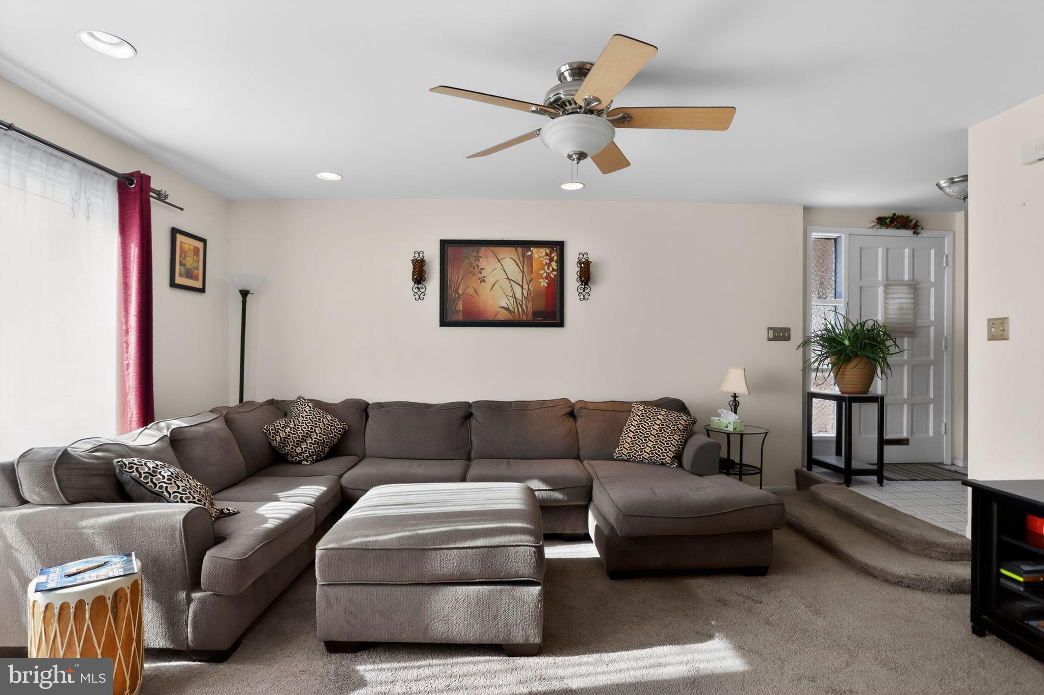816 Susquehanna Road Philadelphia, PA 19111 - Photo 3 of 33 Gallery Image 3