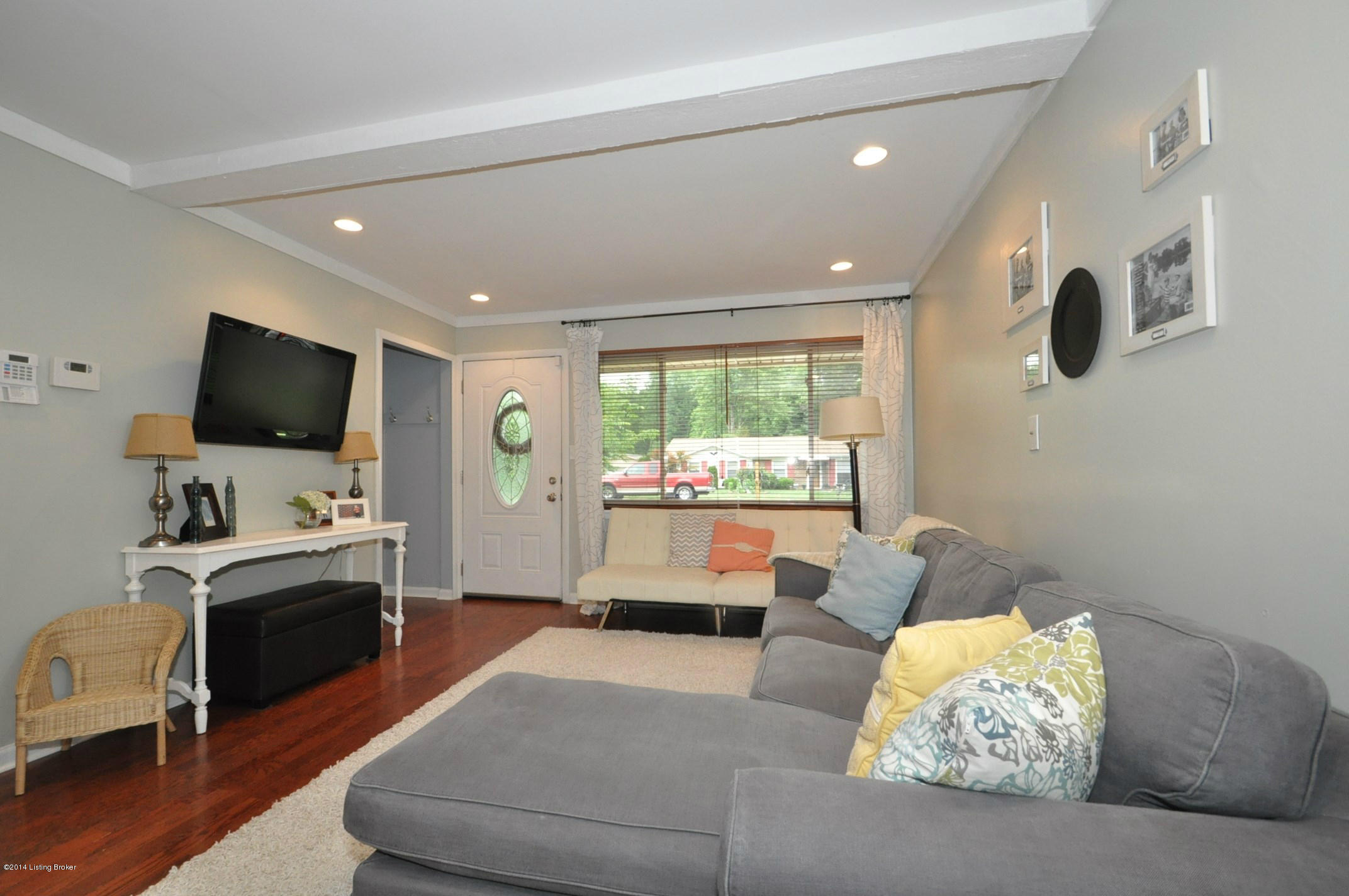 7712 Rochelle Road Louisville, KY 40228 - Photo 4 of 23 Living Room