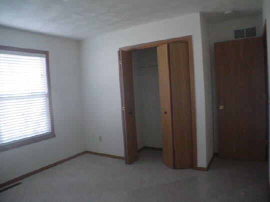 3963 Linden Road Rockford, IL 61109 - Photo 6 of 6 an empty room with windows and closet
