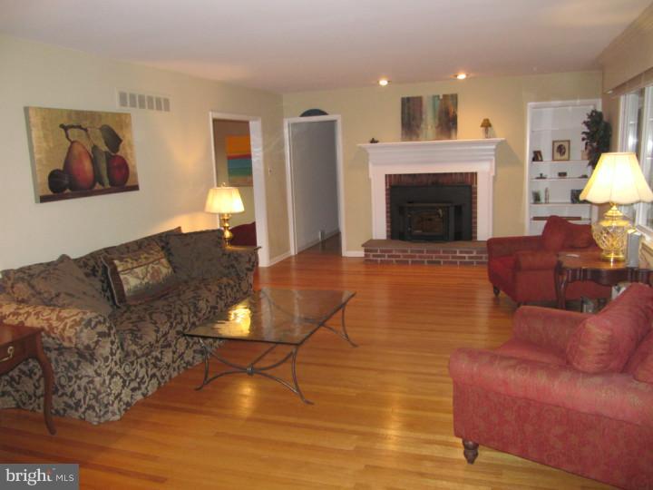 400 Saybrook Road Villanova, PA 19085 - Photo 4 of 19 Living Room