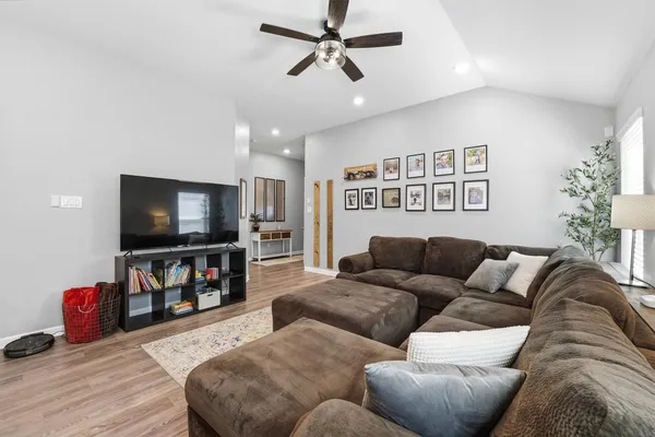 $2,100 | 16119 Barge Way, Crosby, TX 77532