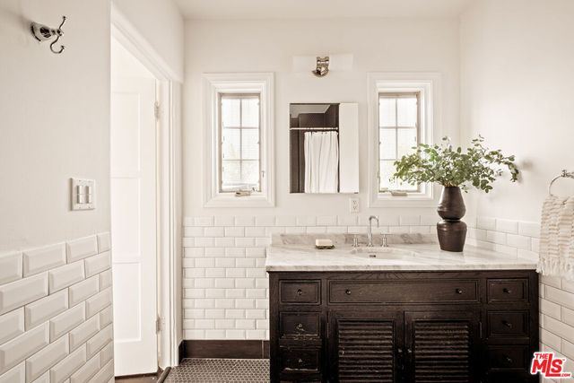 $2,090,000 | 1068 Queen Anne Place, Los Angeles, CA 90019