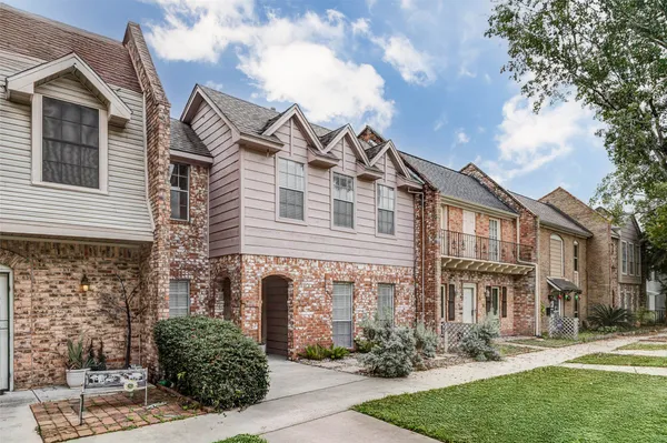 $2,300 | 10720 Briar Forest Drive, Unit 32, Houston, TX 77042