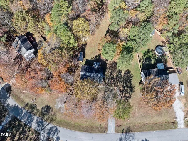 a view of a yard in a yard