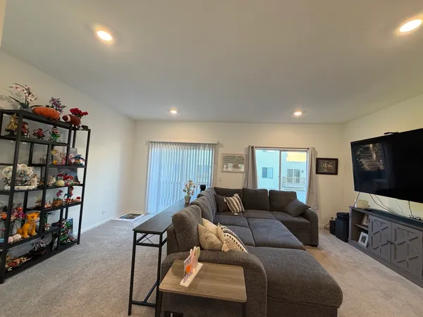 $2,995 | 235 Regency Court, Unit C, Wauconda, IL 60084