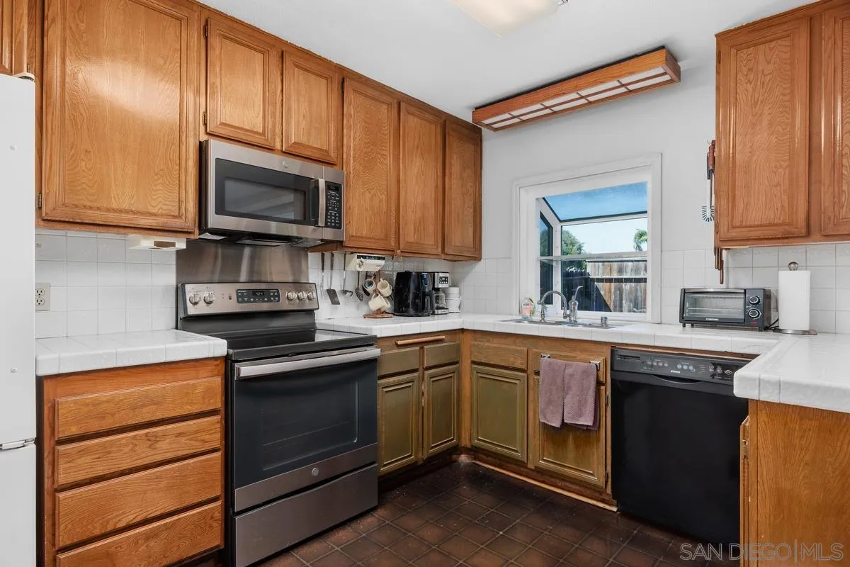 848 Harding Street Escondido, CA 92027 - Photo 9 of 25