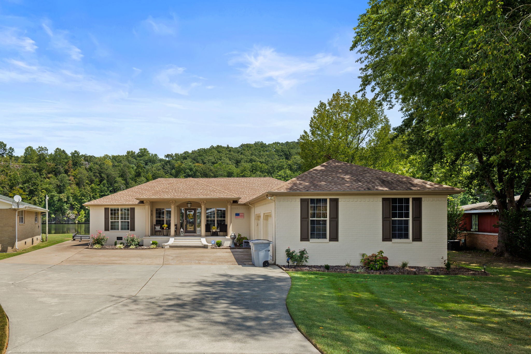 568 County Road 322 Florence, AL 35634 - Photo 4 of 60 a front view of a house with a garden