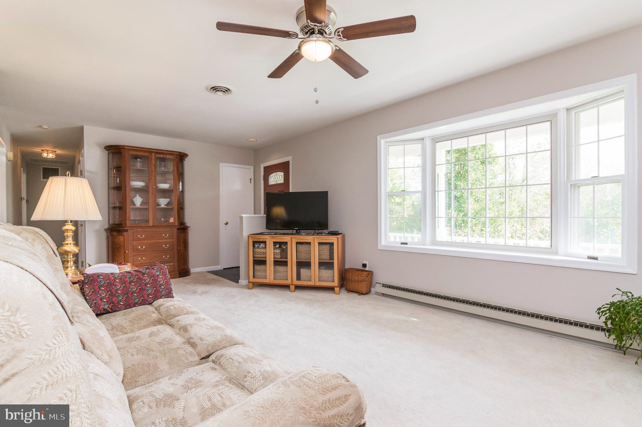 29020 Ridge Road Mount Airy, MD 21771 - Photo 5 of 36 Living Room