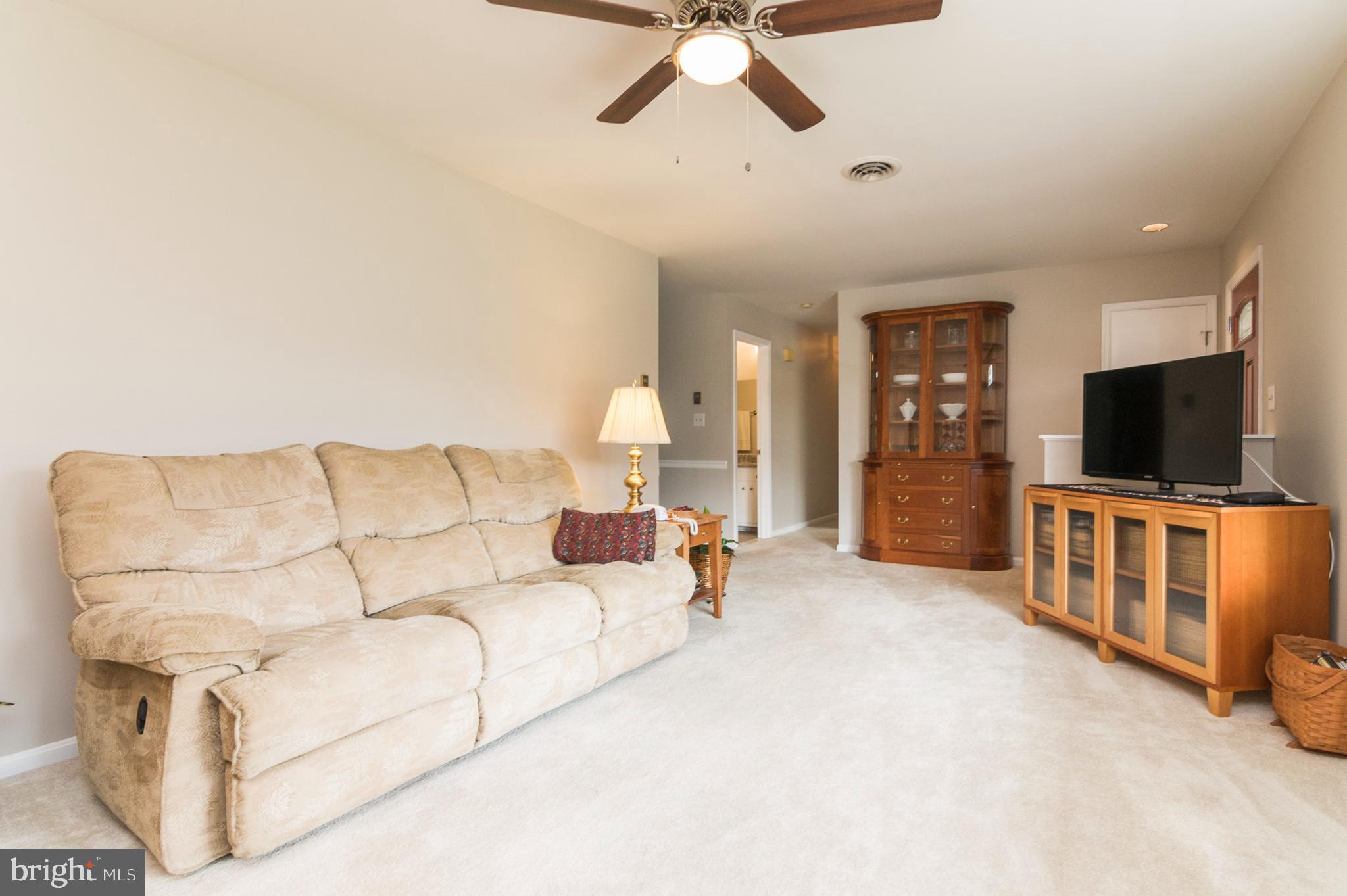 29020 Ridge Road Mount Airy, MD 21771 - Photo 6 of 36 Living Room
