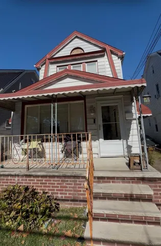a view of entryway with a front door