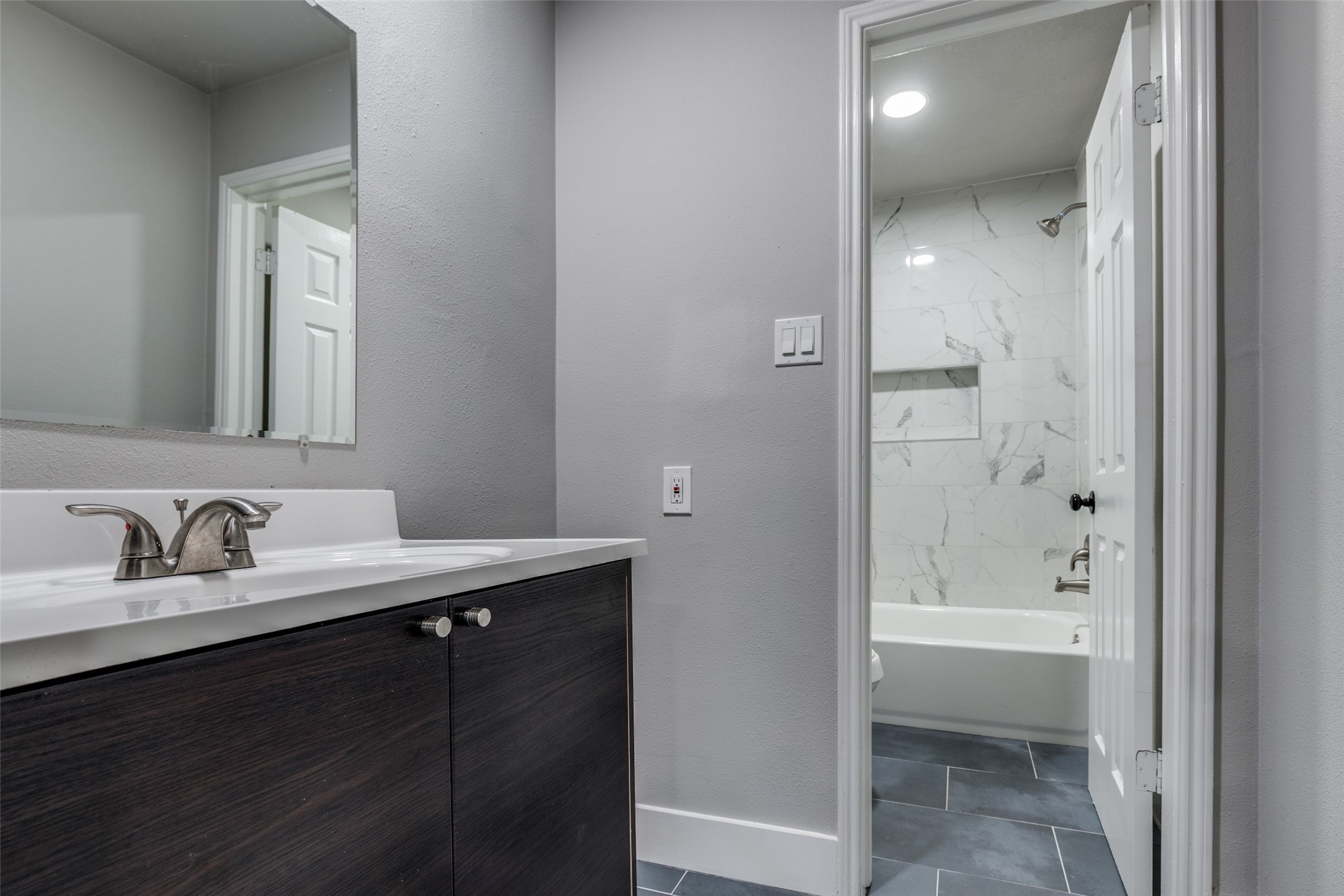 3427 Benfield Drive Houston, TX 77082 - Photo 16 of 21 Full Bath #2 - Upstairs