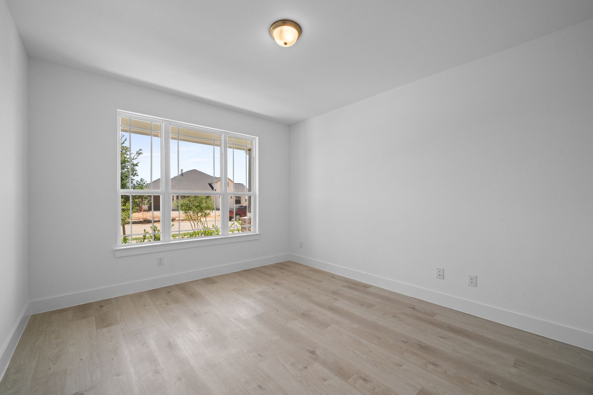 309 Gambels Quail Road Hempstead, TX 77445 - Photo 8 of 27 an empty room with a window