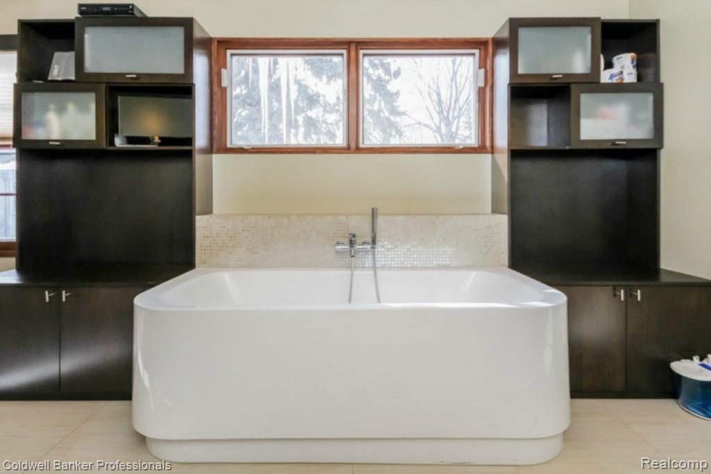 571 Lake Shore Road Grosse Pointe, MI 48236 - Photo 13 of 43 master bath tub.jpg