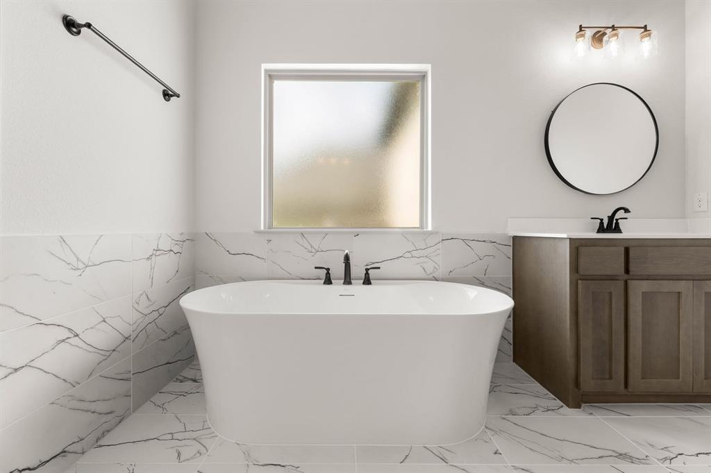 136 Evanston Court Rhome, TX 76078 - Photo 19 of 28 136 Evanston-Primary Suite-6