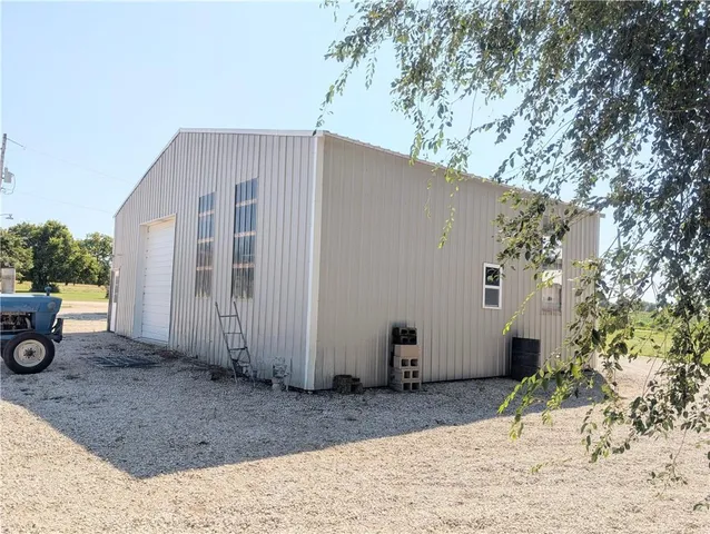 $550,000 | 1013 2400th Street, La Harpe, KS 66751