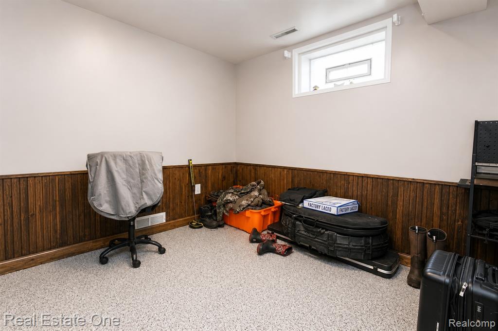 1325 South Hospital Road Waterford, MI 48327 - Photo 28 of 54