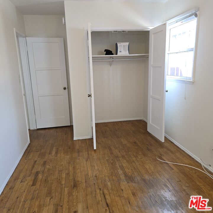 505 Venice Way Venice, CA 90291 - Photo 15 of 19 an empty room with wooden floor and windows