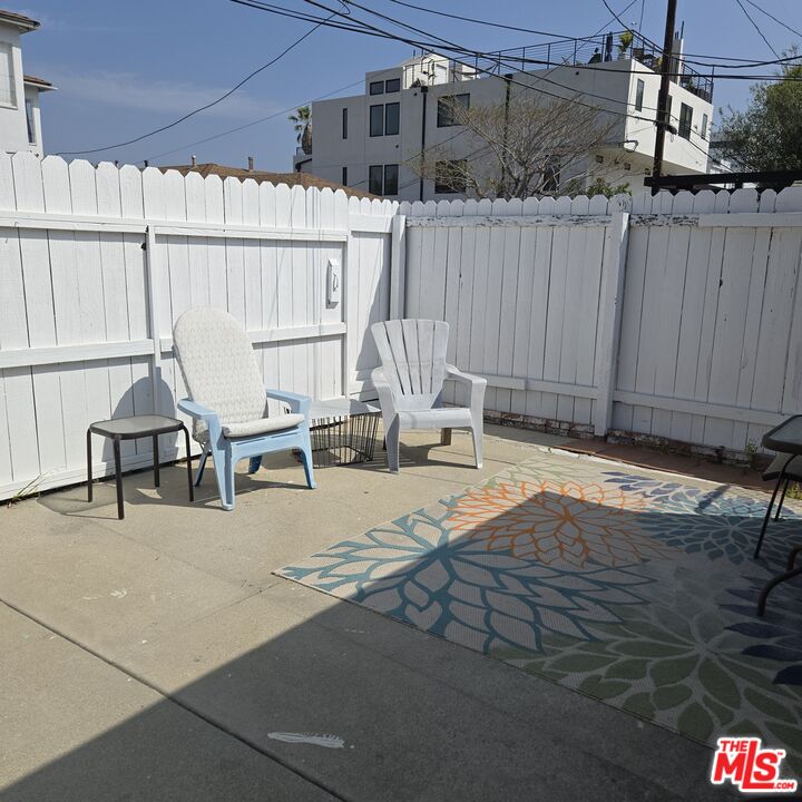 505 Venice Way Venice, CA 90291 - Photo 18 of 19 a view of outdoor space with seating