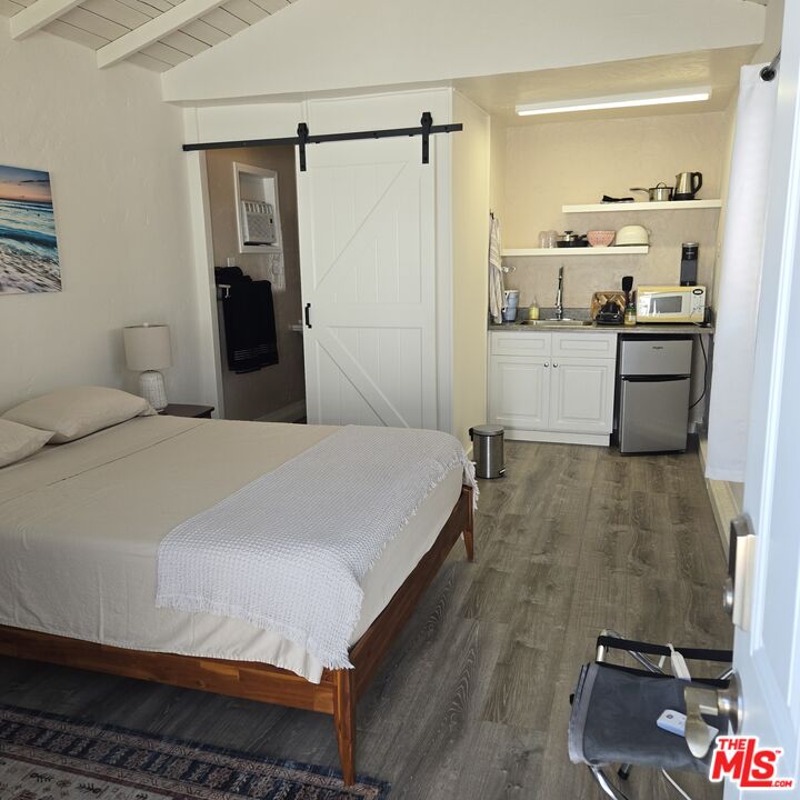 505 Venice Way Venice, CA 90291 - Photo 19 of 19 a spacious bedroom with a bed and a dresser