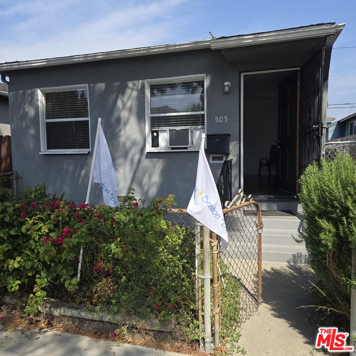 505 Venice Way Venice, CA 90291 - Photo 2 of 19 a front view of a house with garden